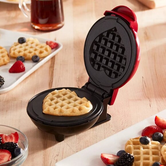 Dash Waffle maker valentine day Heart new in box - Picture 2 of 4
